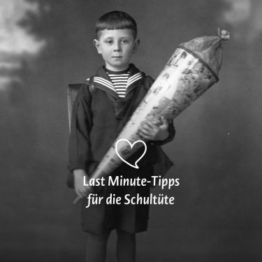 Schwarz-weißes Foto eines Jungen mit Schultüte, dazu der Text: Last Minute-Tipps für die Schultüte.