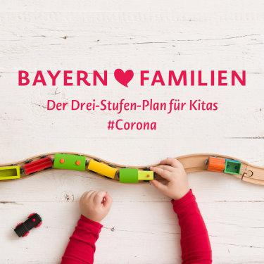 Ein Kind spielt mit einer Spielzeugeisenbahn, dazu auf dem Bild der Text: Bayern liebt Familien – Der Drei-Stufen-Plan für Kitas #Corona
