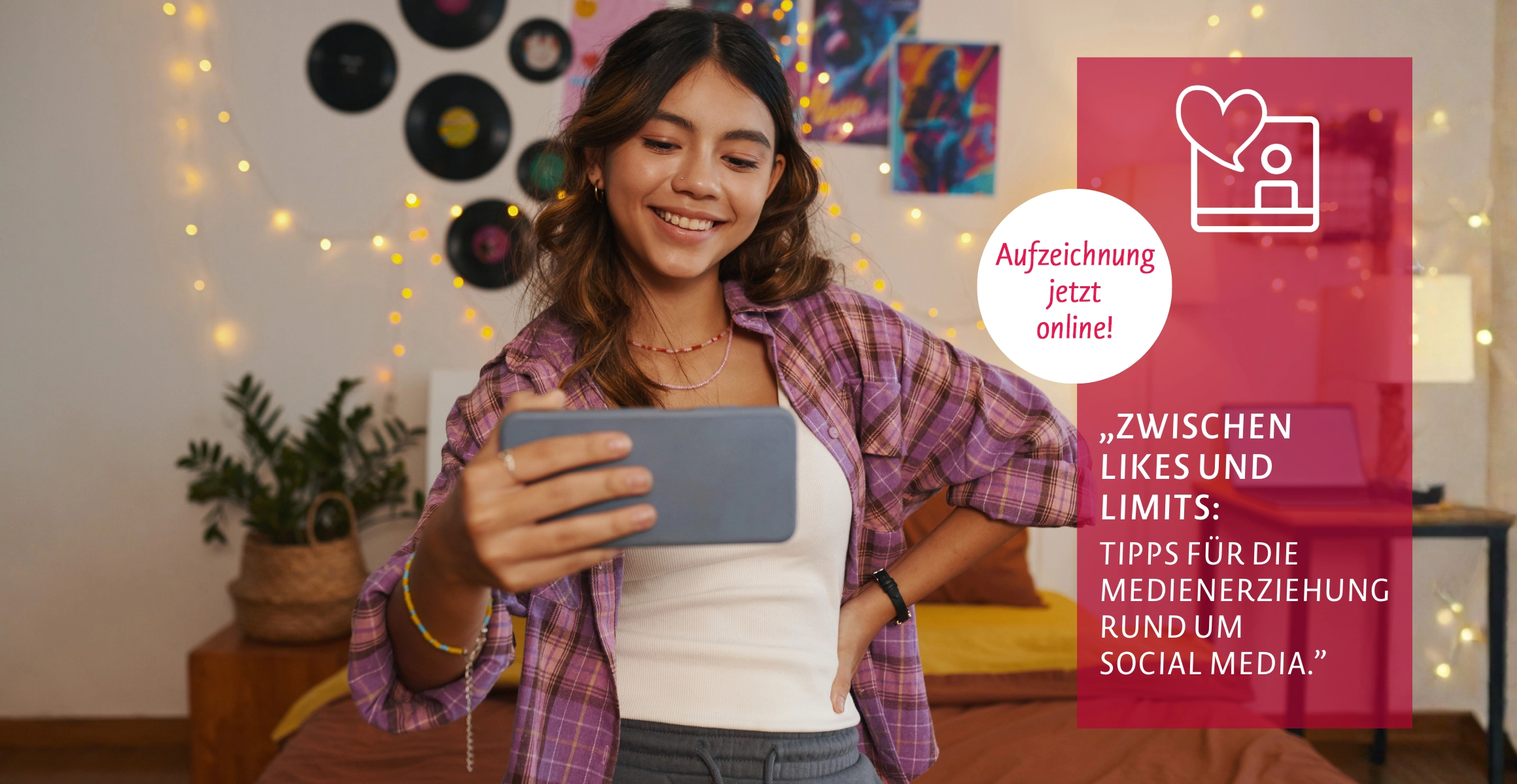 Foto: Mädchen, das auf Smartphone schaut. Hinweis auf Aufzeichnung des Web-Coachings zu Social Media vom 22.04.2026